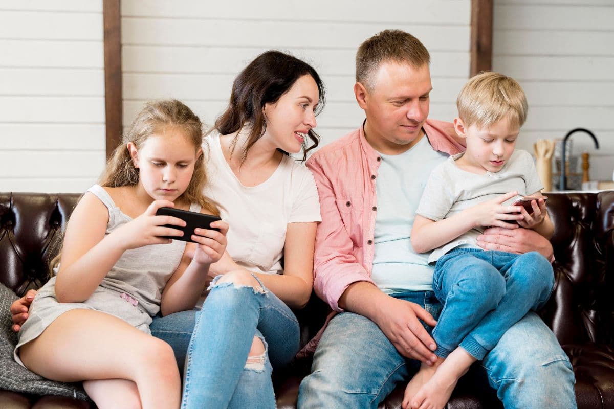     Avec ce forfait mobile, vous avez assez de gigas pour toute la famille - on ne vous dit pas les économies que vous allez faire
